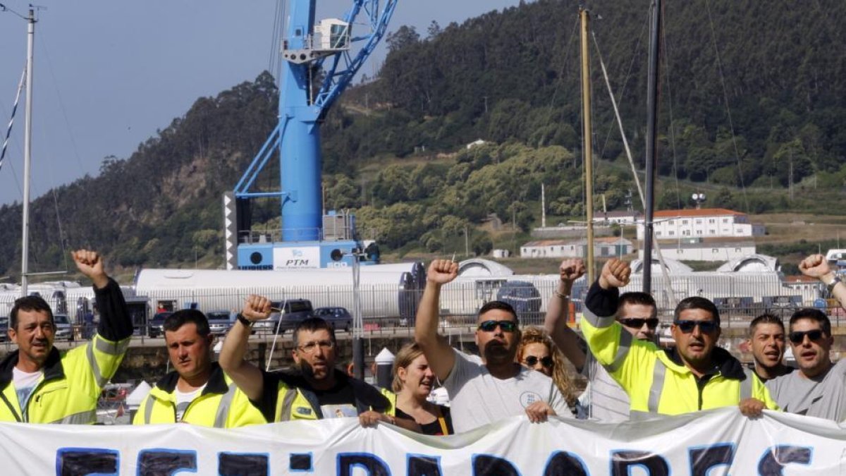 Protesta de estibadores en el puerto de El Ferrol.-EFE / KIKO DELGADO