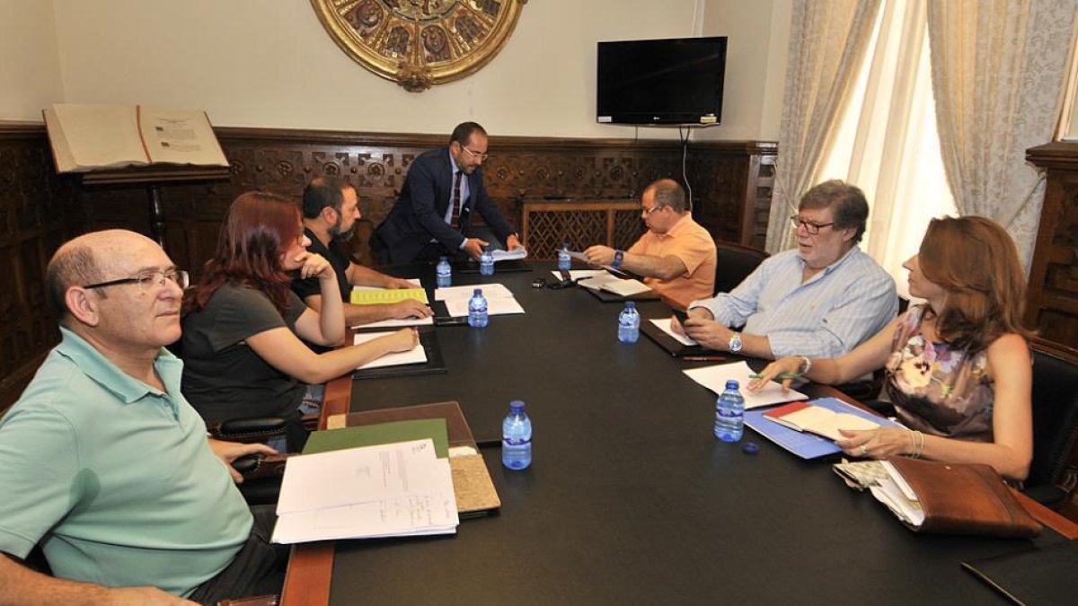 Asistentes a la reunión de la Mesa del Diálogo Social-V.G.