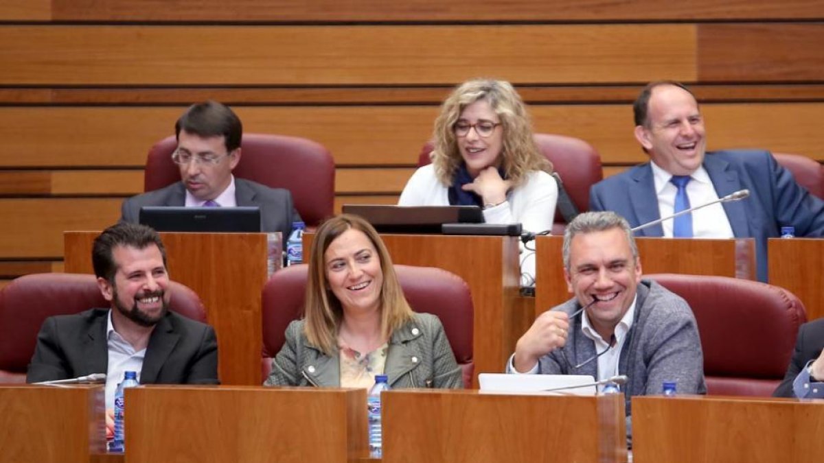 Virginia Barcones ayer en el Pleno de las Cortes, flanqueada por el portavoz socialista, Luis Tudanca (izquierda), y el presidente del Grupo Parlamentario socialista, Javier Izquierdo.-Ical