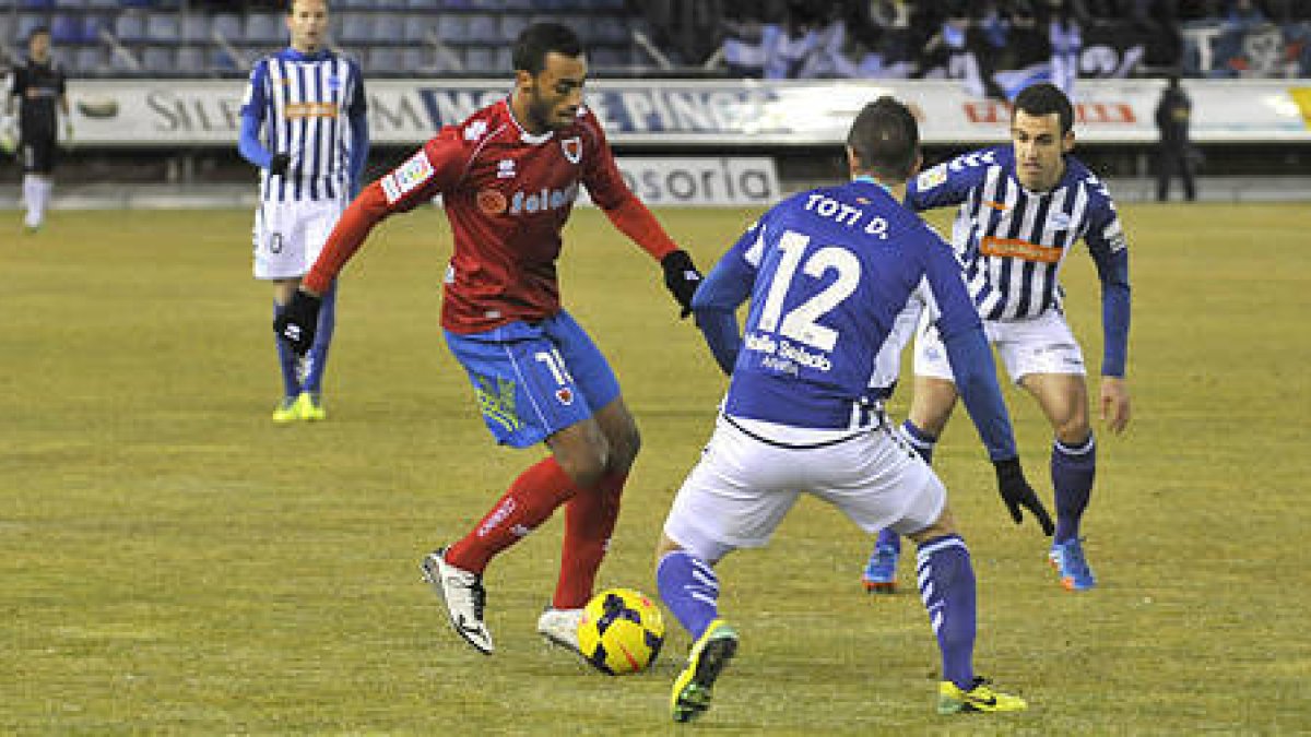 Carlos Akapo durante un partido liguero. / DIEGO MAYOR-