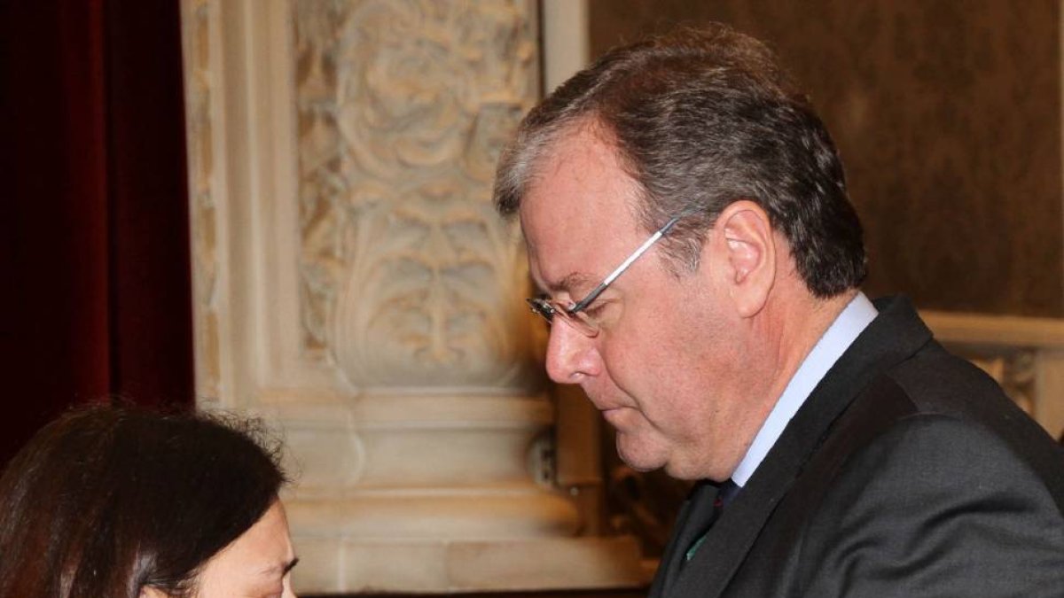 El consejero de Fomento, Antonio Silván, da el pésame a la viuda de José María Hernández, María Antonia Pardo, en la capilla ardiente-Ical