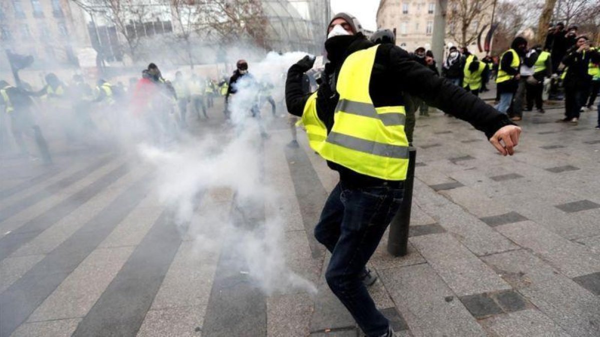 Disturbios en París durante la protesta de los chalecos amarillos-EFE / IAN LANGSDON