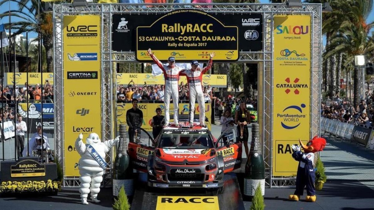 Kris Meeke (derecha) y su copiloto Paul Nagle celebran el triunfo en el Rally de Cataluña sobre el capó de su Citroën.-AFP / JOSEP LAGO