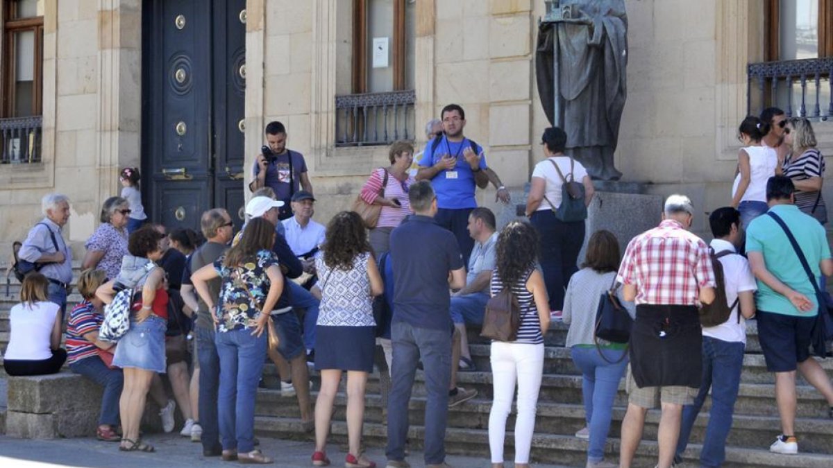 Un grupo de turistas, ayer, frente a la fachada del Palacio Provincial de Soria.-DANIEL RODRÍGUEZ