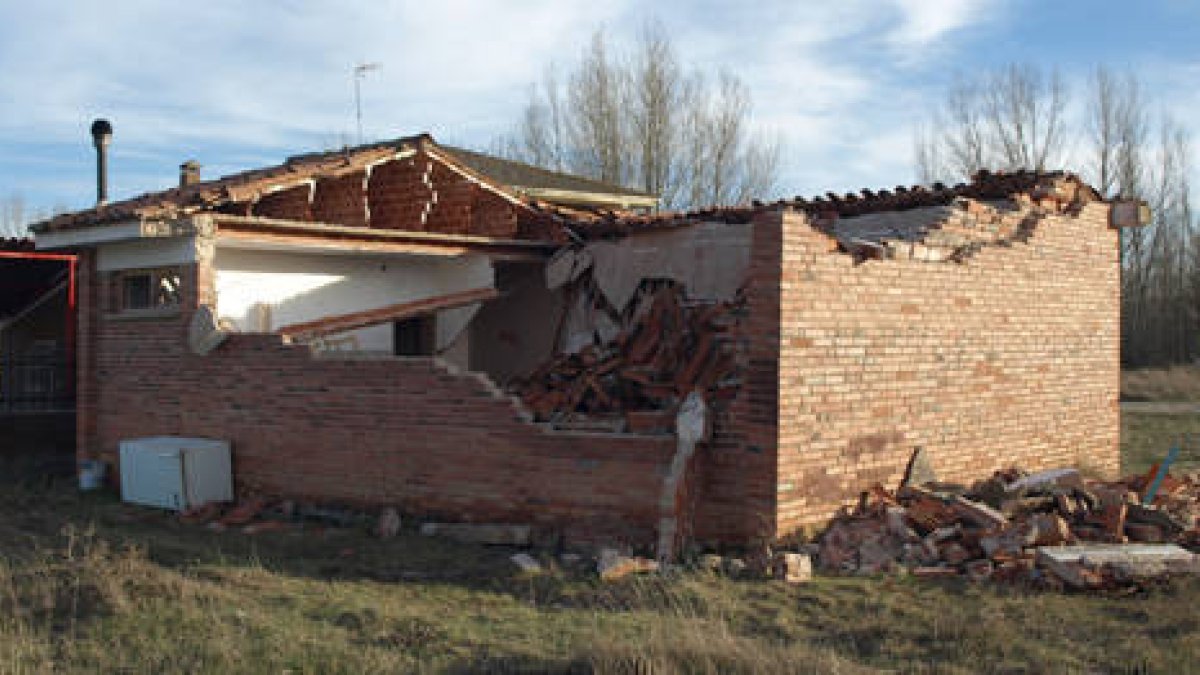 Edificio derruido donde se levantará el nuevo consultorio. / JAVIER SOLÉ-