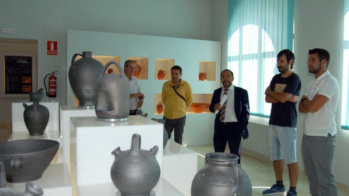 Rey, en su visita al Museo de la Cerámica de Quintana Redonda.-DIPUTACIÓN