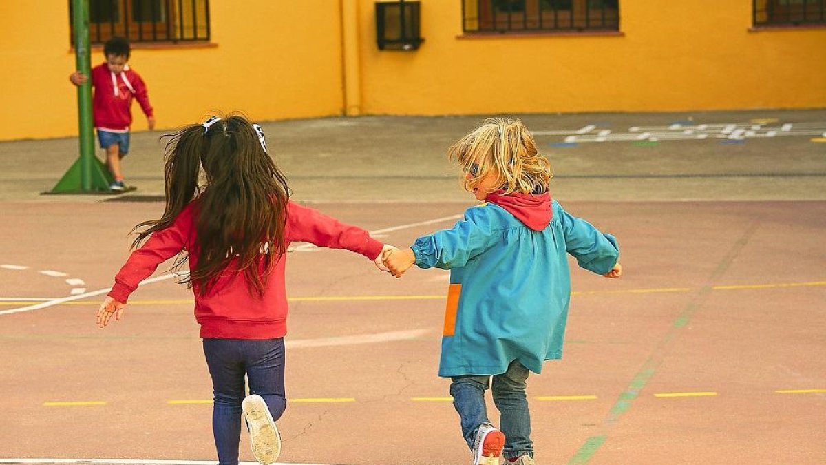 Niños el el patio de un centro educativo.-HDS