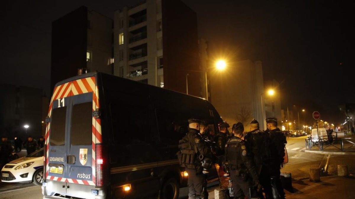 Despliegue policial en la periferia de París.-CHRISTOPHE ENA / AP
