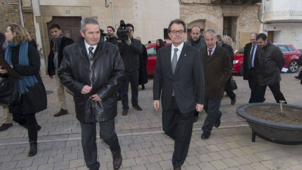 El 'president' Artur Mas junto al delegado de la Generalitat en las Terres de l'Ebre, Xavier Pallares, durante la visita a la poblacion.-Foto: JOAN REVILLAS