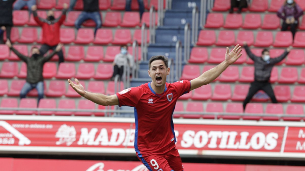 Asier Benito celebra el tanto que a la postre le daría la victoria al Numancia ante el rocoso Lealtad. LUIS ÁNGEL TEJEDOR