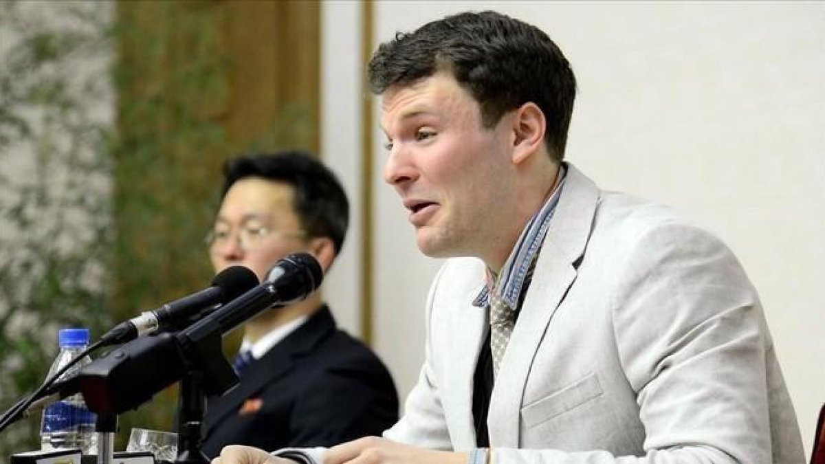 El estudiante estadounidense de 21 años, Otto Warmbier, en su comparecencia ante los medios norcoreanos en Pyongyang (Corea del Norte).-KCNA VIA KNS