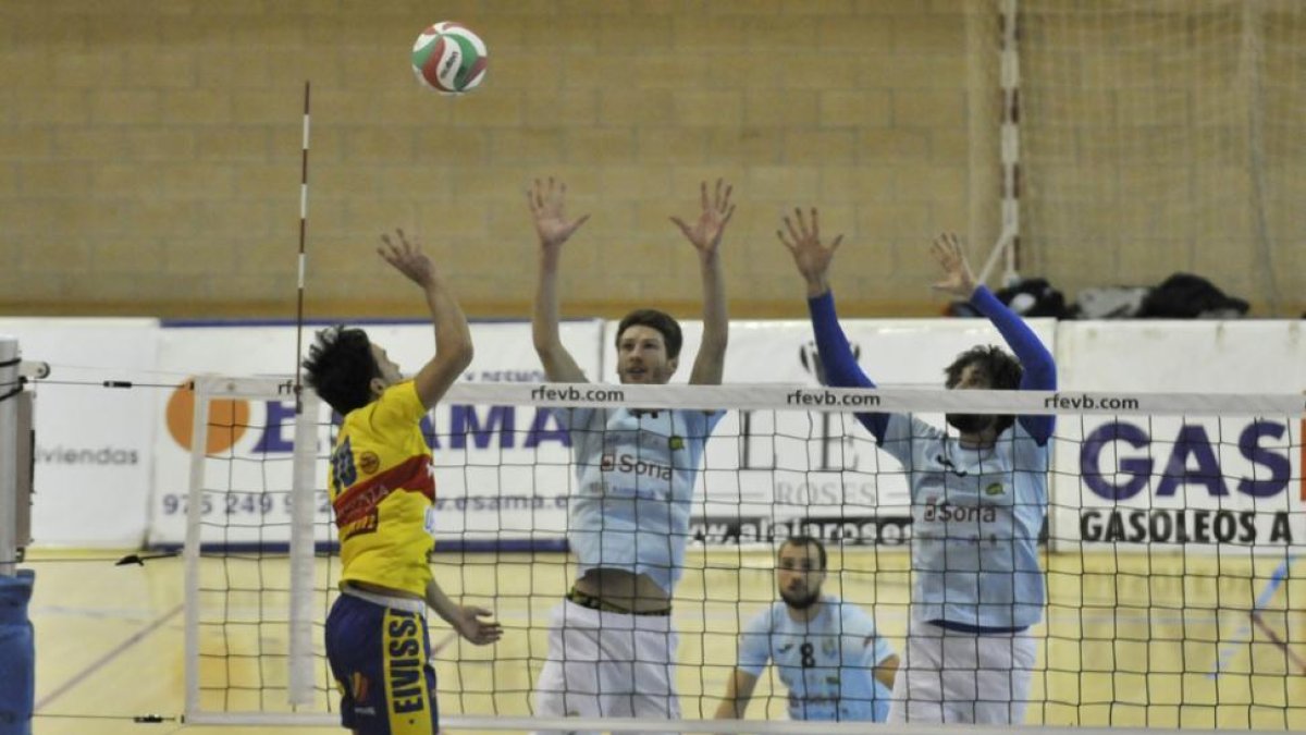 El Río Duero fue de más a menos ante Ibiza y se aleja del play off.-María Ferrer
