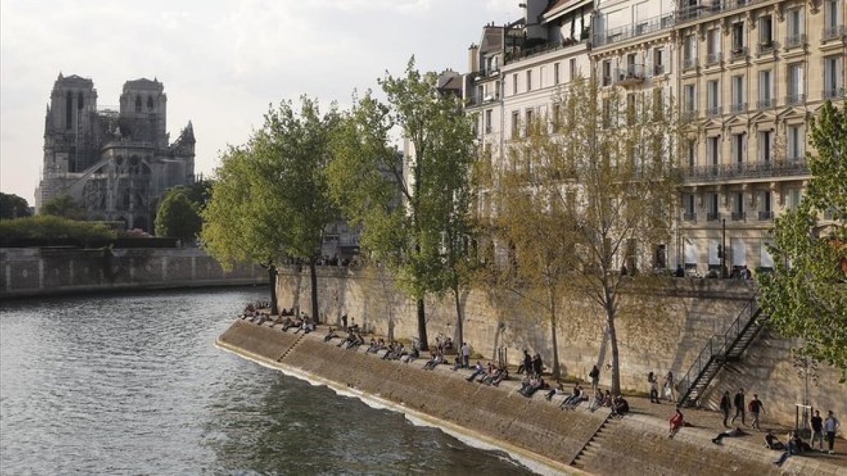 Vista de Notre Dame desde un barrio de lujo de París a orillas del Sena.-AP / MICHEL EULER