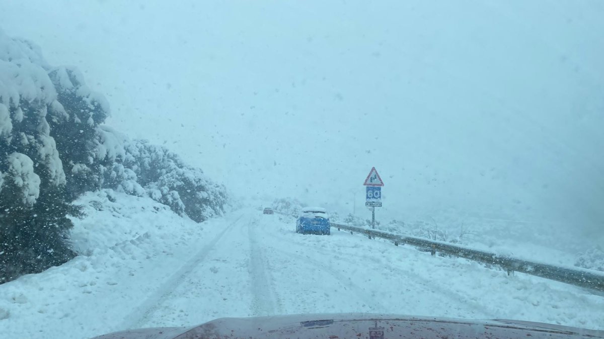 Coches en las curvas de acceso a Ólvega.
