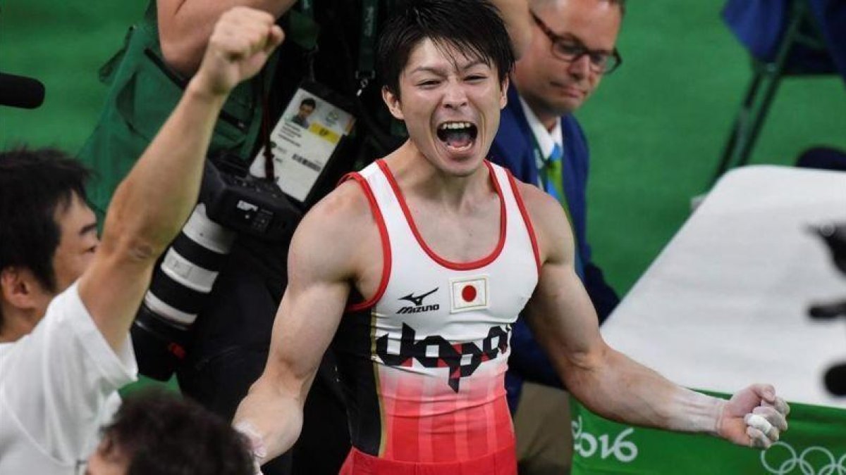 Kohei Uchimura celebra la victoria en el 'all around' de gimnasia.-AFP / BEN STANSALL
