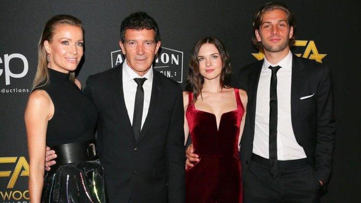 Nicole Kempel, pareja de Antonio Banderas, Stella del Carmen y su novio Eli Meyer, en el hotel Beverly Hilton de Los Ángeles.-AFP / JEAN-BAPTISTE LACROIX