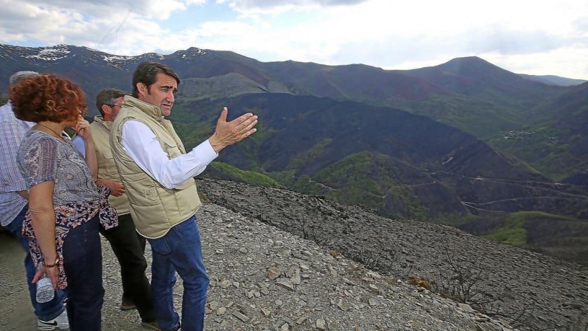 El consejero de Fomento y Medio Ambiente, Juan Carlos Suárez-Quiñones, durante su visita a Ponferrada-ICAL