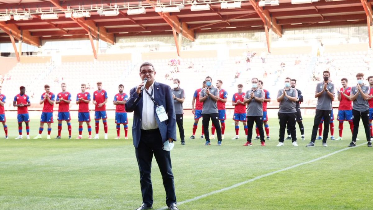 El presidente del Numancia Santiago Morales y la plantilla rojilla en la presentación del martes en Los Pajaritos. GONZALO MONTESEGURO