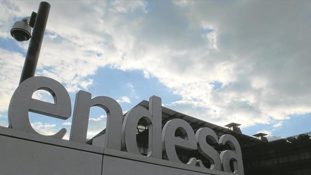 Logo de Endesa en su sede del parque empresarial de Madrid.-PEDRO CARRERO