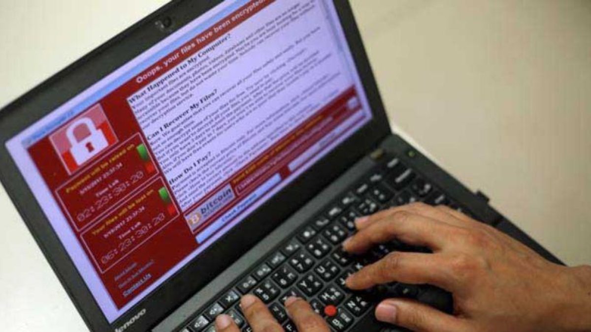 Un programador muestra un ejemplo de ataque ransomware.-RITCHIE B. TONGO (EFE)