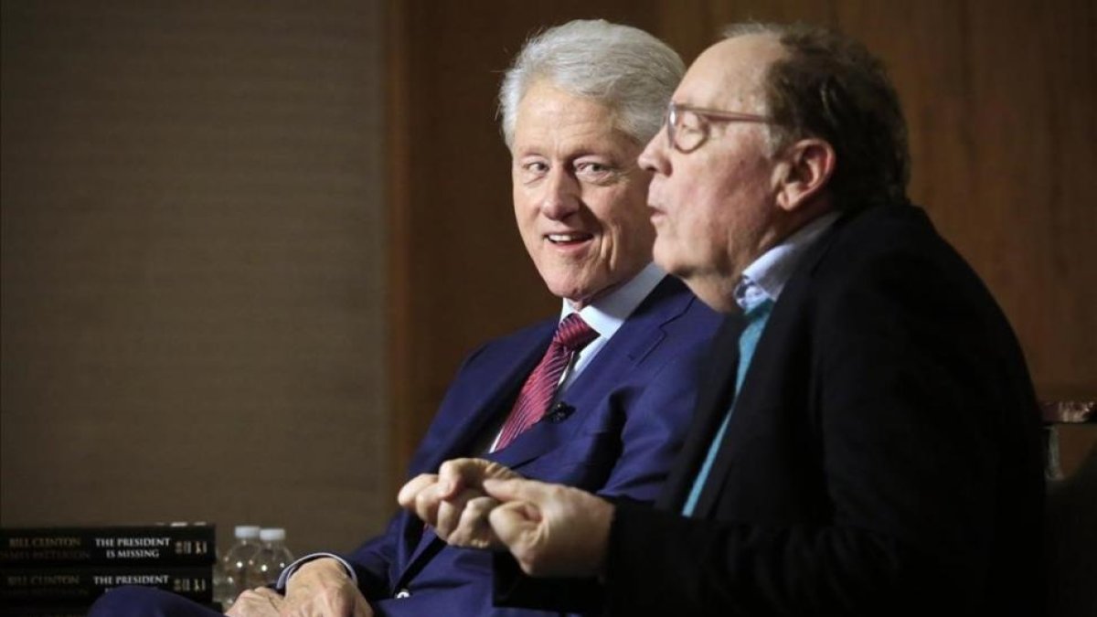 Bill Clinton y James Patterson, durante una rueda de prensa promocional, este lunes en Nueva York.-/ AP