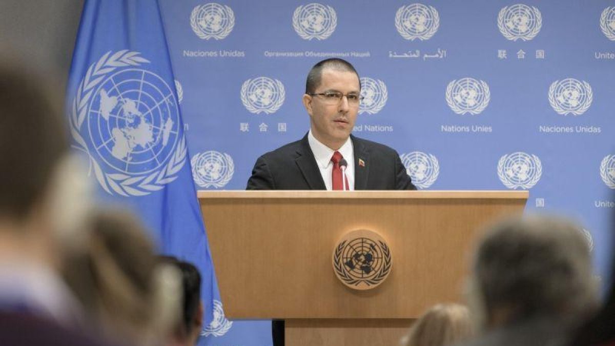 El canciller de Venezuela Jorge Arreaza mientras habla durante una conferencia de prensa ofrecida hoy en la sede del organismo en Nueva York.-ONU