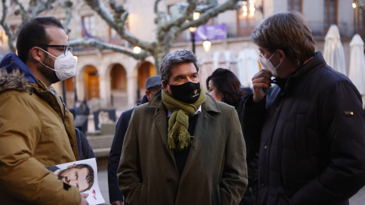 Hernández, Escrivá y Mínguez departen en la plaza Mayor de Soria. ICAL
