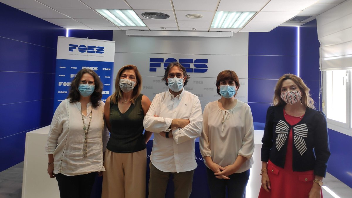 El presidente, en el centro, junto con el resto de miembros de la directiva.-HDS