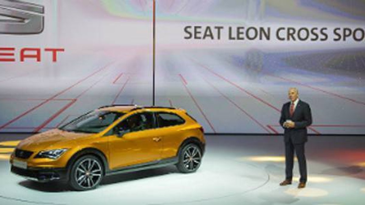 El CEO de Seat, Juergen Stackmann, presenta el nuevo modelo de la factoría, el Leon Cross Sport.-AFP / ODD ANDERSEN