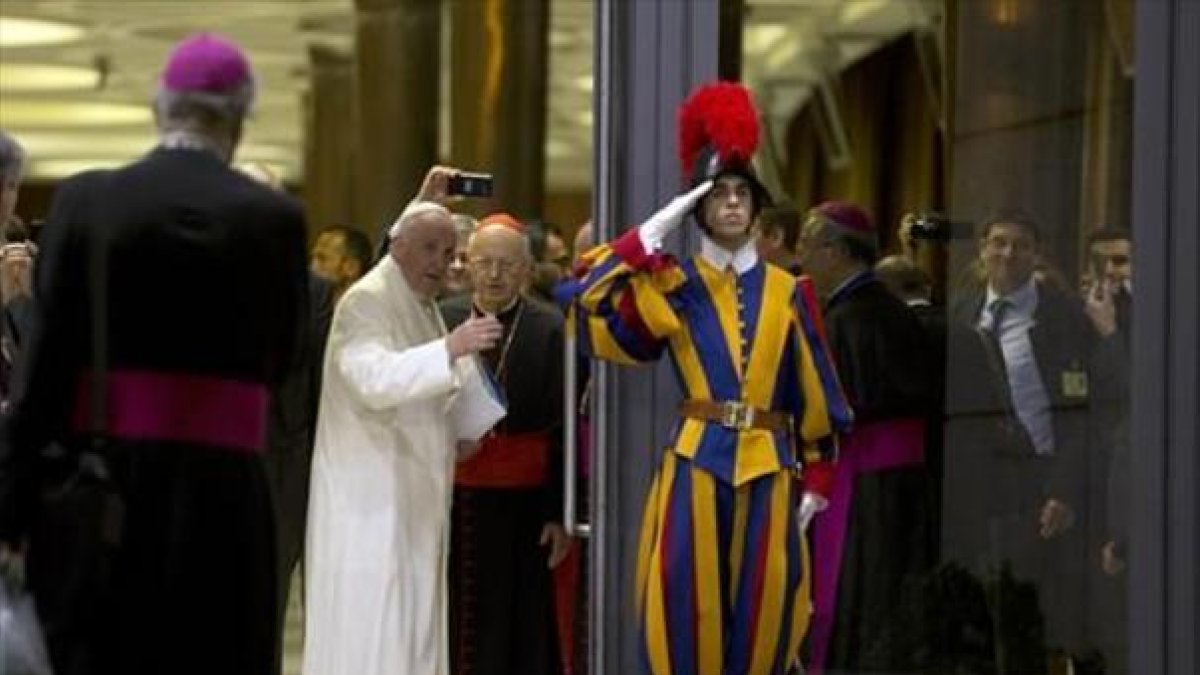 El Papa llega, ayer, a la sesión de clausura del sínodo sobre la familia, en el Vaticano.-EFE / EPA / ANGELO CARCONI