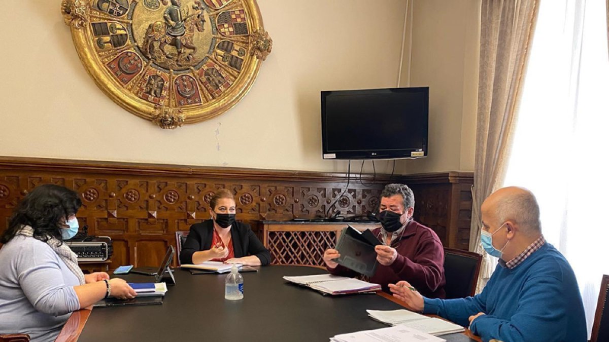 Reunión de grupo con el diputado de Personal, Javier Navarro, a la derecha.-HDS