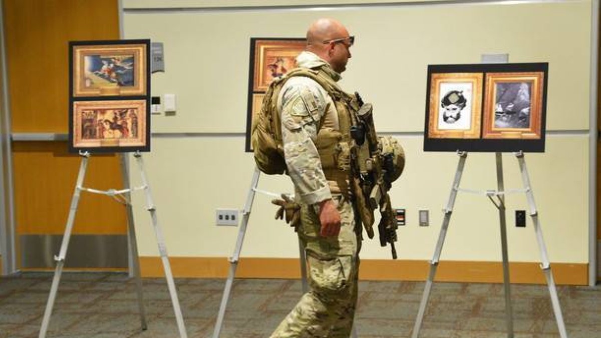 Un policía contempla algunas de las caricaturas exhibidas en el centro cultural de Garland donde ha tenido lugar el tiroteo.-Foto:   EFE / LARRY W. SMITH