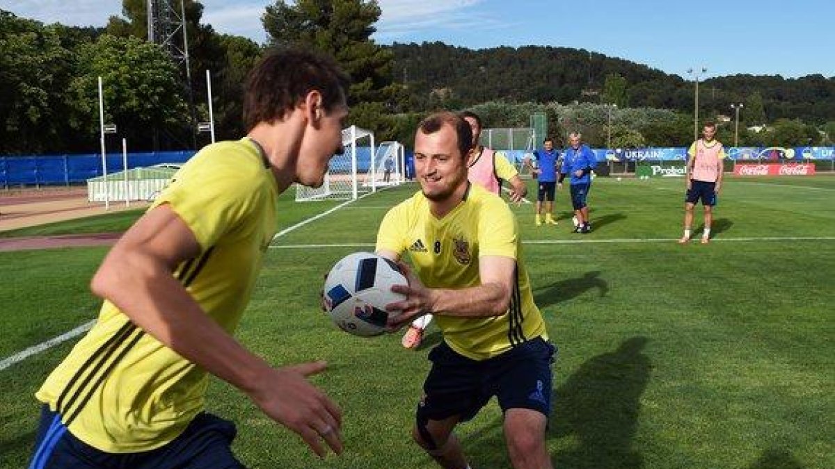 Zozulya, con el balón en las manos, durante un entrenamiento con Ucrania, en Carcasona, en el 2016.-ANNE-CHRISTINE POUJOULAT / AFP