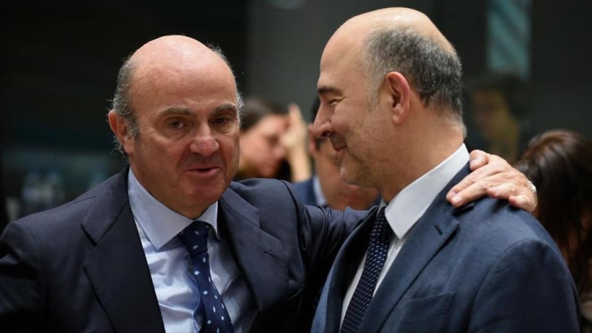 La inminente salida de Luís de Guindos hacia el BCE ha generado contrapuestas reacciones en la política española.-/ JOHN THYS (AFP)