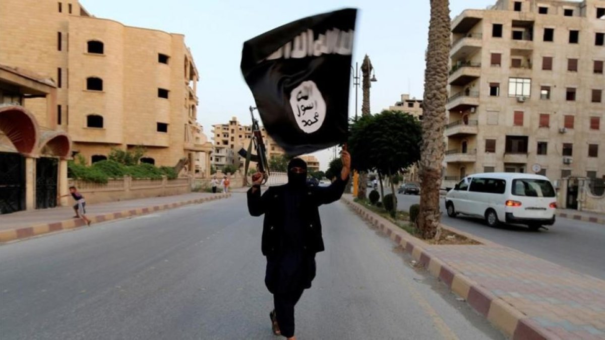 Un miembro del Estado Islámico en la ciudad siria de Raqqa en junio de 2014.-REUTERS