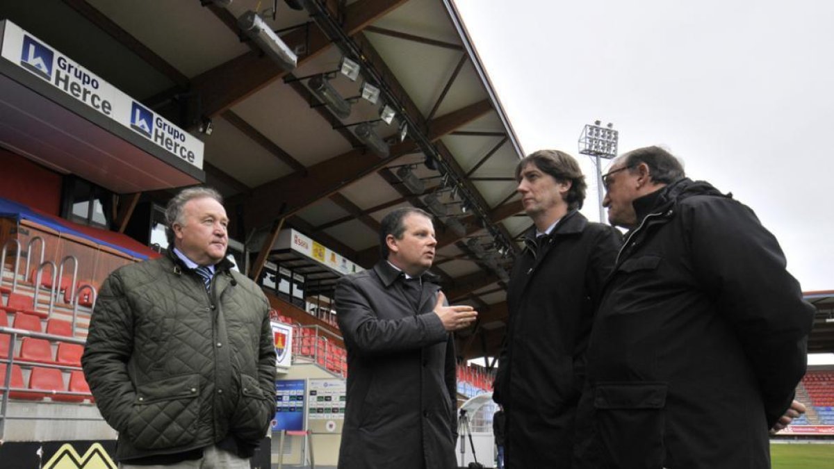 Los responsables de Termoservicio con el alcalde de Soria, Carlos Martínez, y el presidente del Numancia, Francisco Rubio, en la visita guiada para ver la calefacción instalada en Los Pajaritos.-Valentín Guisande