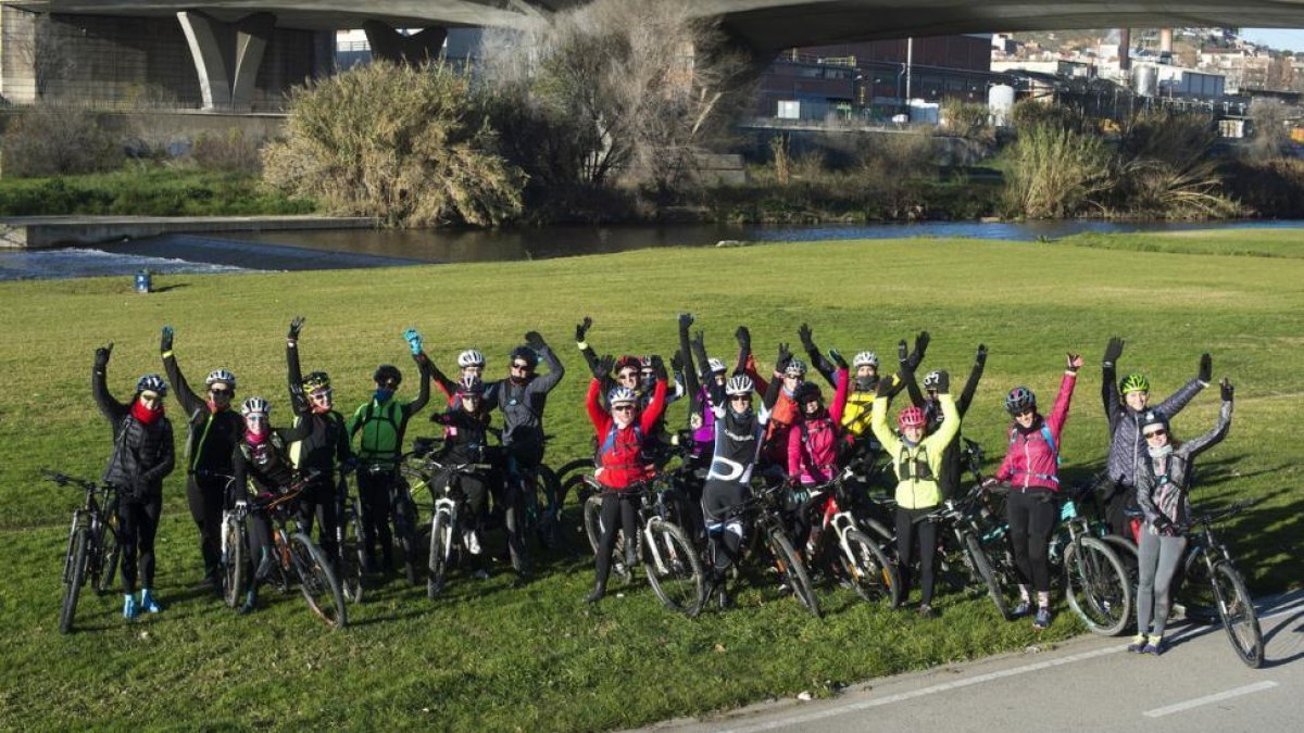 Un grupo de mujeres prepara un equipo para acudir a la Orbea Monegros, según idea de su preparadora, Sara Carmona.-JORDI COTRINA