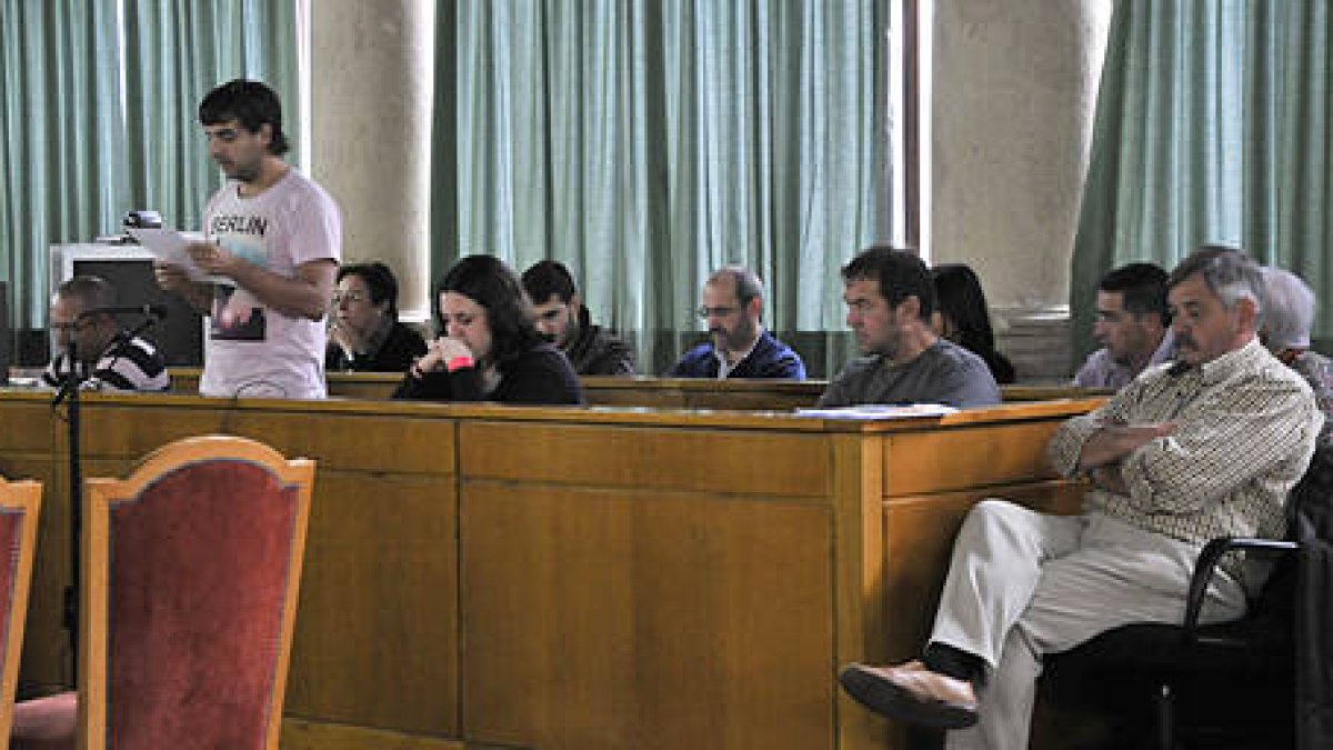 El momento del veredicto del Jurado Popular, ayer en la sala de vistas de la Audiencia Provincial de Soria. / VALENTÍN GUISANDE-