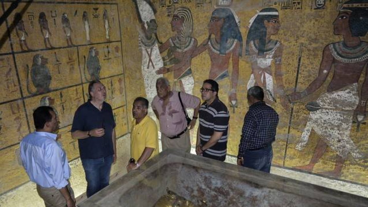 El egiptólogo británico Nicholas Reeves (segundo por la izquierda) habla con el ministro egipcio de Antigüedades, Mamduh al Damati (de amarillo), en la sala de la sepultura del rey Tutankamón, en Luxor, este lunes.-EFE / STRINGER