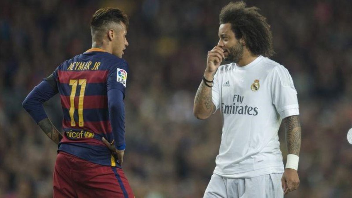 Marcelo habla con Neymar en el último clásico del Camp Nou.-JORDI COTRINA