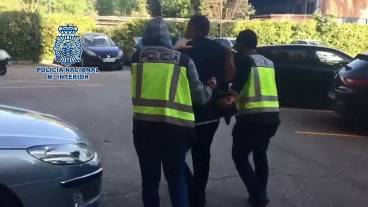 Los amenazaba con incendiar sus negocios, asesinarles a ellos o a sus familias o secuestrar y violar a sus hijas si no accedían a ingresar dinero en su cuenta.-POLICIA NACIONAL