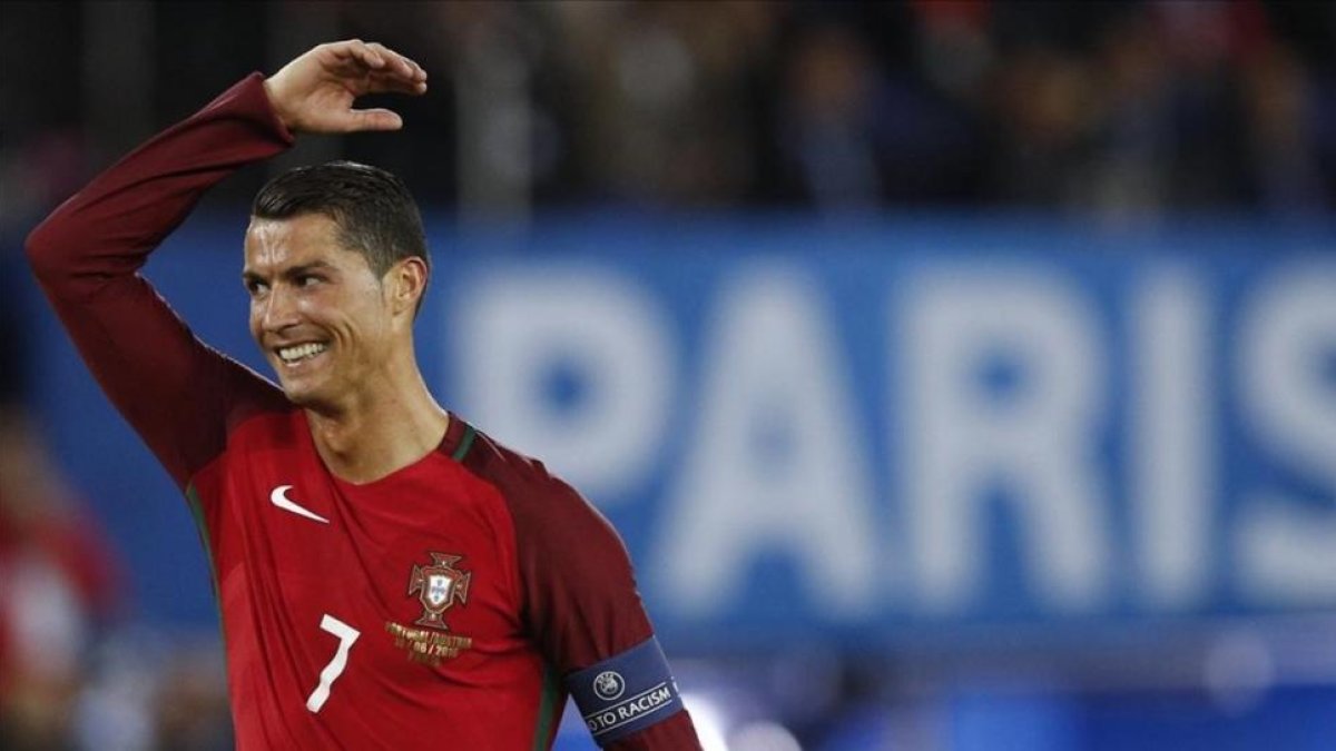 Cristiano Ronaldo, durante un partido de la Eurocopa.-AP / CHRISTOPHE ENA