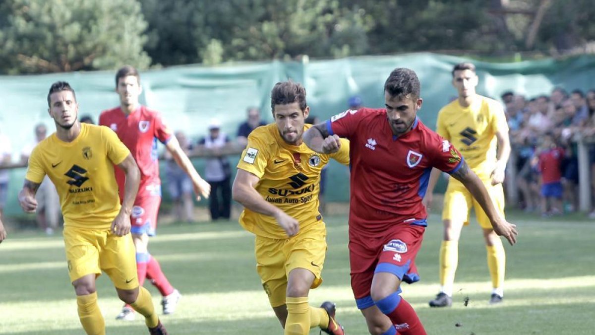 Alain Oyarzun conduce el balón durante uno de los partidos de pretemporada del Numancia.-LUIS ÁNGEL TEJEDOR