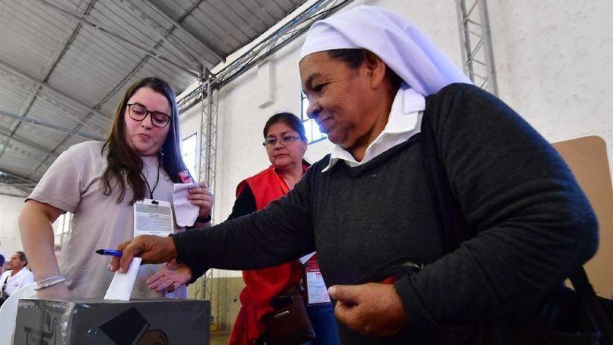 Votación en un colegio electoral de San Salvador.-AFP / LUÍS COSTA