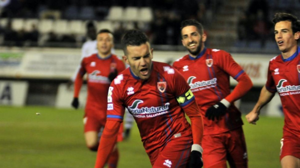 Julio Álvarez celebra uno de los dos goles que ayer le marcó al Mallorca-Diego Mayor