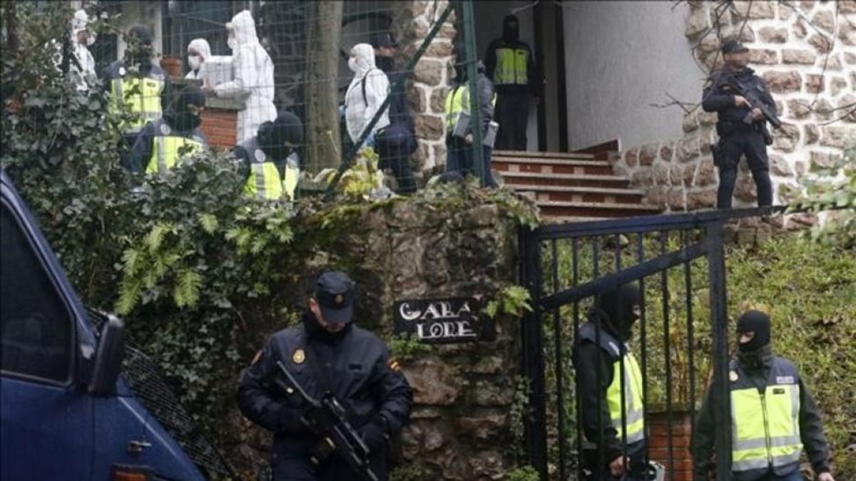 Agentes de la Policía Nacional en la vivienda donde fue detenido Mehdi Kacem.-JUAN HERRERO