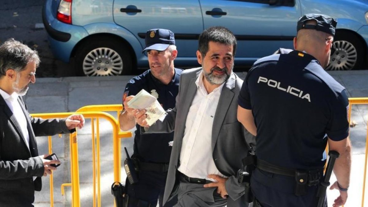 Jordi Cuixart y Jordi Sànchez salen del Tribunal Supremo tras prestar declaración, este viernes.-JUAN MANUEL PRATS