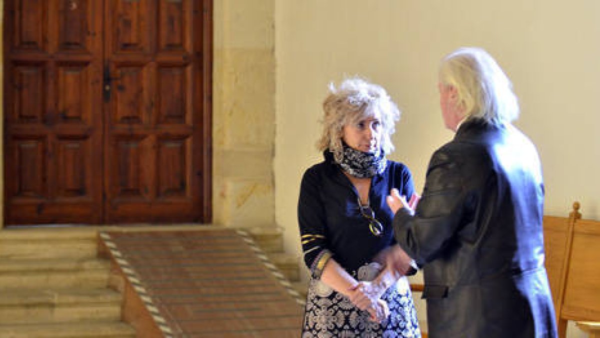Revuelto y su abogado, Jesús Soto, departen antes de entrar a declarar la pasada semana. / ÁLVARO MARTÍNEZ-