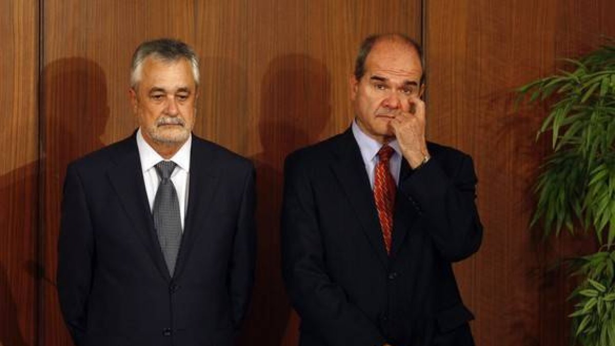 José Antonio Griñán (izquierda), junto al también expresidente andaluz Manuel Chaves, ambos implicados en el caso de los ERE, en septiembre del 2013, en Sevilla.-Foto:   REUTERS / MARCELO DEL POZO