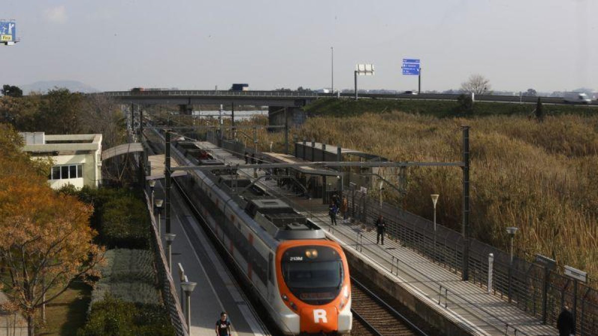 Tren de cercanías a su paso por Viladecans.-DANNY CAMINAL (EL PERIÓDICO)